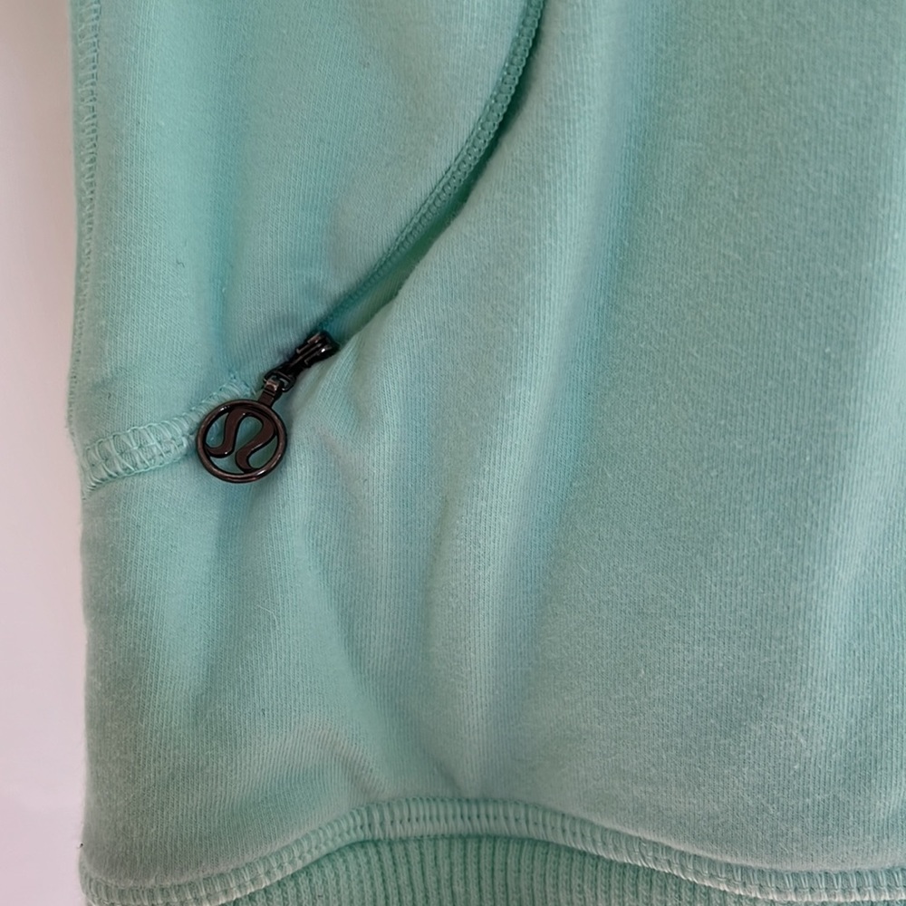 LULULEMON PULLOVER. - Picture 3 of 4